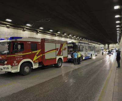 Polis ve itfaiye yaramaz kedi için seferber oldu