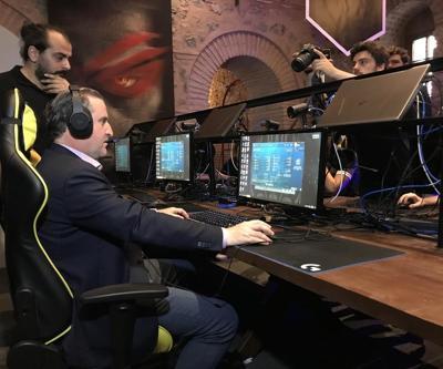 Bakan Bak League of Legends oynadı