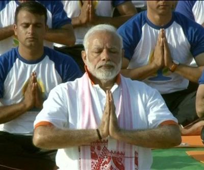 Hindistan Başbakanı 50 bin kişiyle yoga yaptı