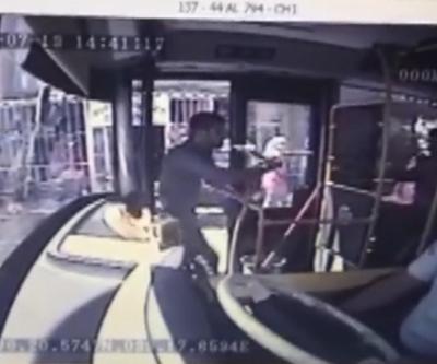 Otobüs şoförüne döner bıçağıyla saldırdı