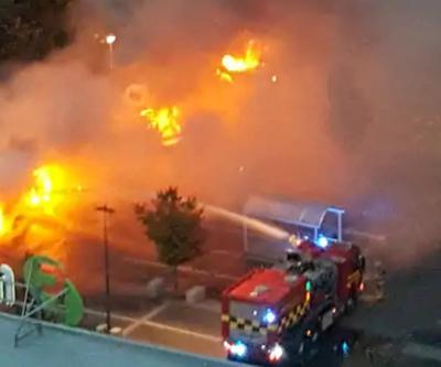 Siyah giysili adamlar 80 otomobili kundakladı