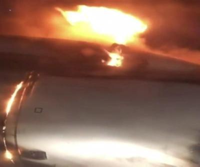 Uçak motoru havada alev aldı