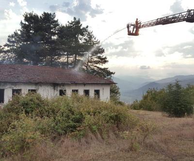 Kullanılmayan ilkokula yıldırım düştü