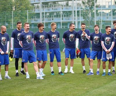 Rus futbolcular Cherchesovun doğum gününü böyle kutladı