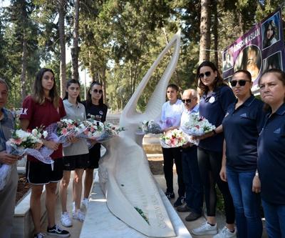 Basketbolcular Özgecan Aslanın mezarını ziyaret etti