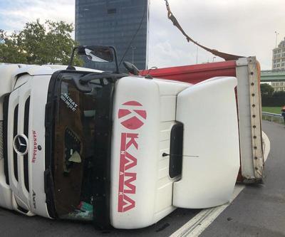 İstanbulda Basın Ekspres yolunda TIR devrildi