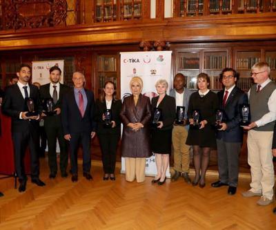 Emine Erdoğan’dan Türk, Macar ve Kenyalı doktorlara plaket