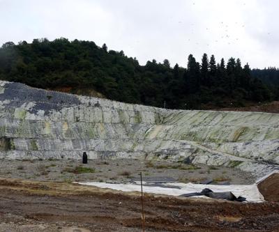 Tabiat parkı bitişiğini çöplük yaptılar
