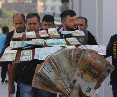 İç çamaşırında yüz binlerce liralık euro ve dolarla yakalandılar