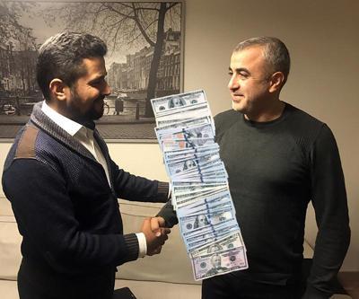 İş adamı UBERde 80 bin TL unuttu, geri getiren sürücüye sarıldı
