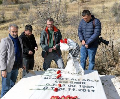 Gazeteci Cem Emir mezarı başında anıldı