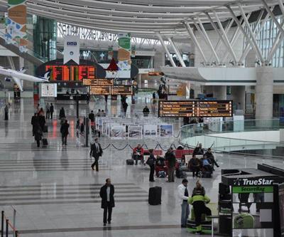 Havalimanında bagajları soyuyorlardı
