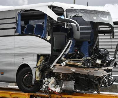 Turist taşıyan otobüs kaza yaptı: 1 ölü, 44 yaralı
