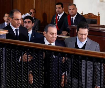 Mursi ve Mübarek ilk kez mahkemede yüzleşti