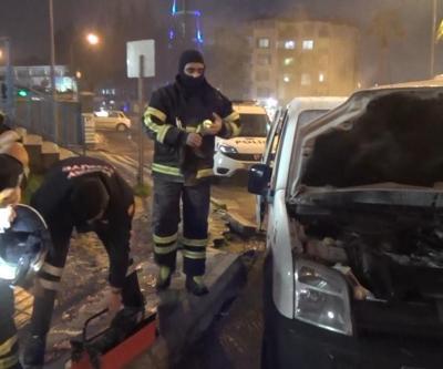 Park halindeki otomobil bir anda alev aldı