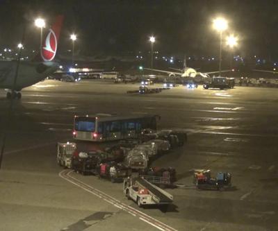 İniş yapan askeri uçağın lastiği patladı