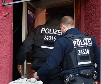 Almanya’da otomobil AVMye daldı: 9 yaralı