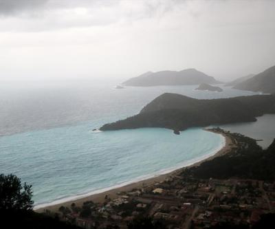 Ölüdeniz turkuaz rengi ve dalgalarıyla ilgi çekti