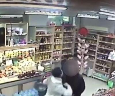 Markette kadın çalışanı taciz etti, kick boksçu komşu onu dışarı attı