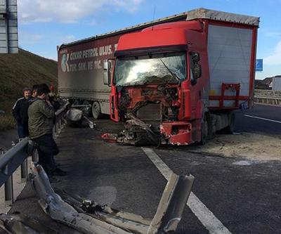 Son dakika... Kilyosta bir TIR bariyerlere çarptı