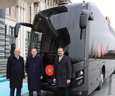 Erdoğan, Cumhurbaşkanlığına hediye edilen otobüsü inceledi