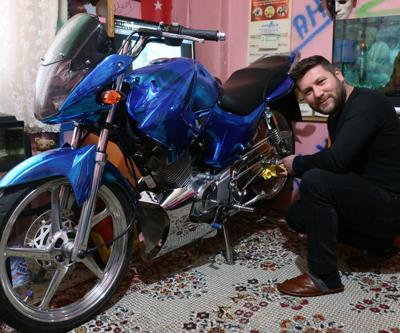 Modifiye motosikletini evinin salonuna park ediyor