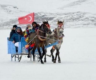 Donan Çıldır Gölü üzerinde atlı gezi ve halay