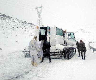 Çıldırda karda mahsur kalanları Mehmetçik kurtardı