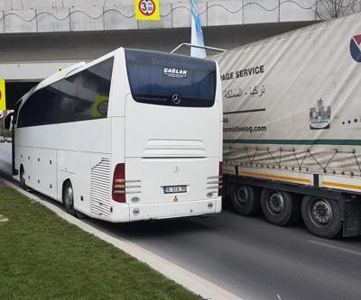 Ataköyde TIR ve otobüs üst geçide sıkıştı
