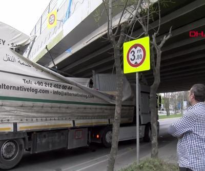 Ataköyde TIR ve otobüs üst geçide sıkıştı