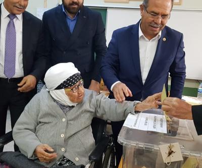 107 yaşındaki şehit annesi 80 yaşındaki oğluyla oy kullandı