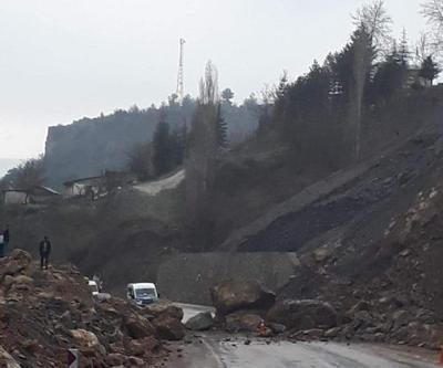 Saimbeyli- Kozan yolu heyelan nedeniyle kapandı
