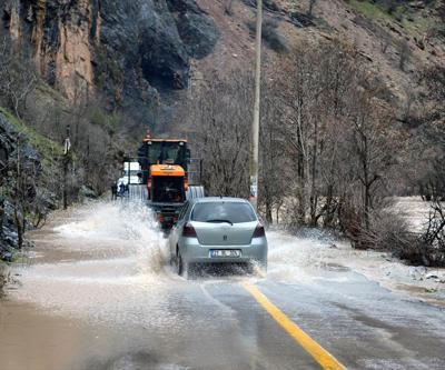 Munzur Çayı taştı, kara yolunda ulaşım aksadı