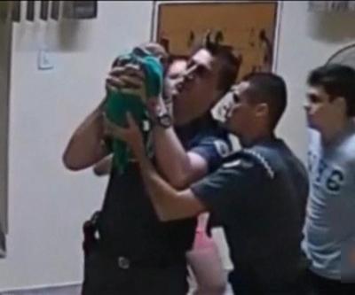 2 polis 3 haftalık bebeği hayata döndürdü