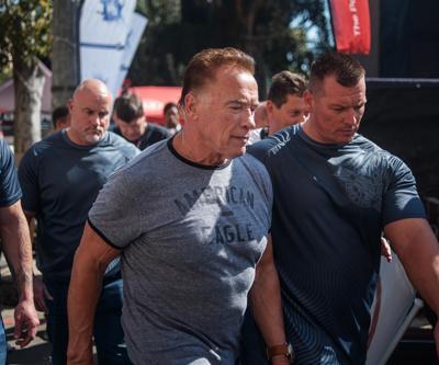 Arnold Schwarzeneggere tekmeli saldırı kameralara böyle yansıdı