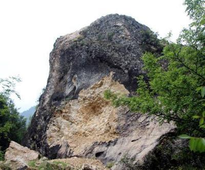 2 bin yıllık tarih dinamitle patlatılıp, kitabeyi çaldılar