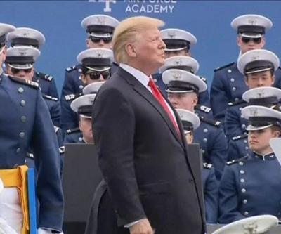 Trump 1000 kişi ile tokalaştı