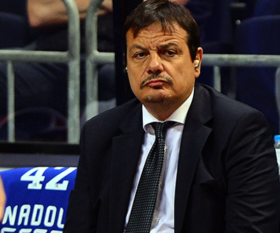 Ergin Ataman parkeye yine kulaklıkla çıktı