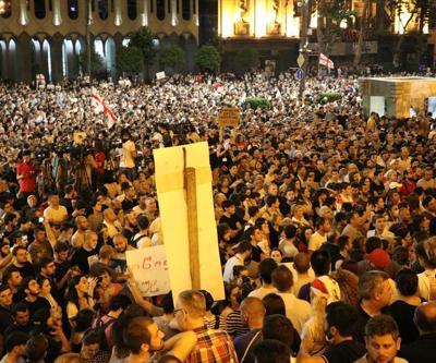 Gürcistanda protestocular ve polis arasında arbede