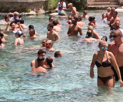 Pamukkaledeki antik havuzda kaplıca keyfi