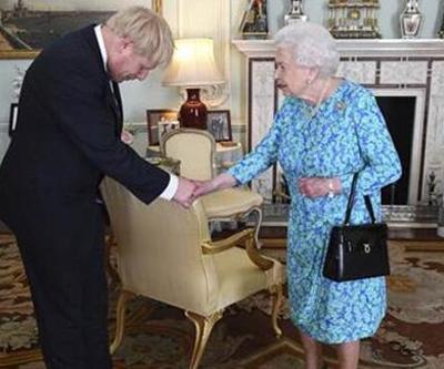Boris Johnson Buckingham Sarayında başbakanlık görevini devraldı