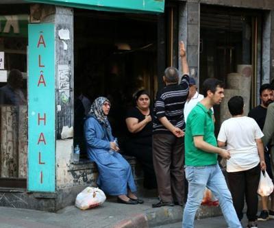 Yolda yürürken kafasına çöp dolu poşet düştü