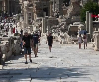 Turistler Efes Antik Kentine akın etti