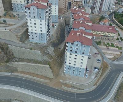 Çöken istinat duvarı tehlike saçıyor