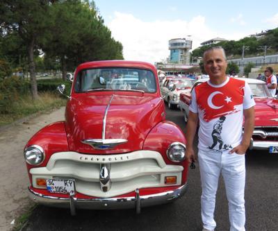 Dolmabahçeye klasik araçlarla zafer konvoyu