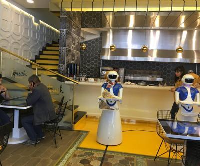 İstanbulda robot garsonlar işe başladı