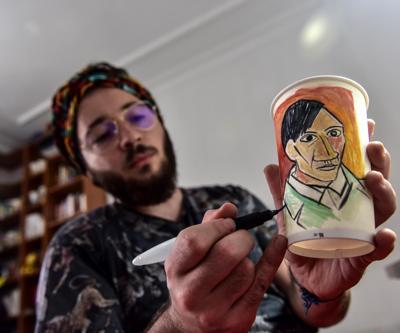 Picassonun milyon dolarlık eserlerini 10 kuruşluk karton bardaklara çiziyor