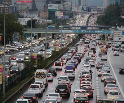 İstanbulda yağış trafiği felç etti
