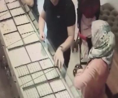 Kuyumcuda müşterinin cüzdanını çaldılar