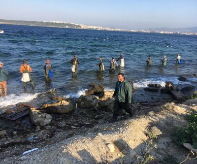 Bellerine kadar denize girip, lüfer avladılar